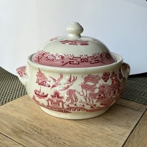 **LAST CHANCE **VINTAGE NEW! Churchchill Red/ pink Willow Lidded Serving bowl